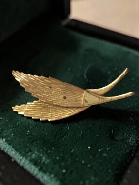 MIRIAM HASKELL VINTAGE GOLDTONE 2 FEATHER BROOCH
